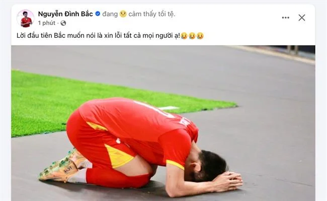 Biểu tượng tai nghe hỗ trợ khách hàng 24/7 của ff168 đá gà, với ánh sáng vàng nổi bật.