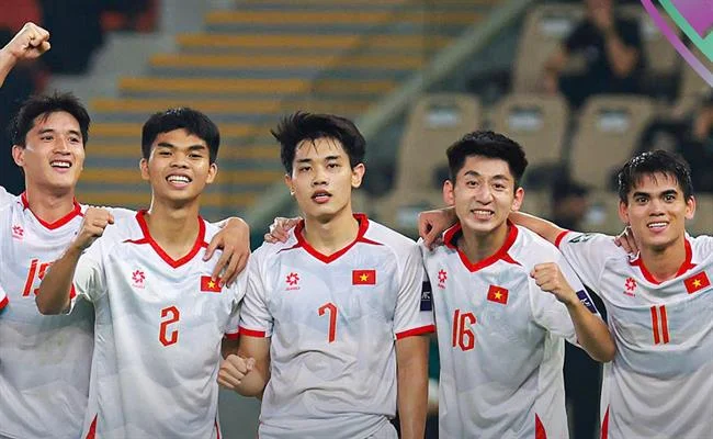 Hình ảnh đa dạng trò chơi của ff168 đá gà, với các biểu tượng casino, thể thao và đá gà.